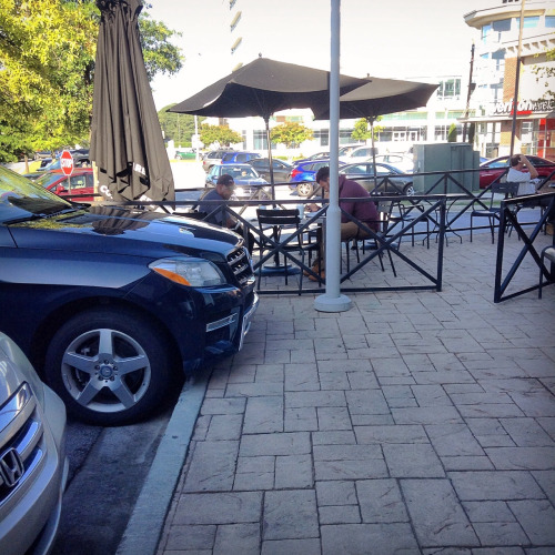In a more sprawling part of Atlanta, outdoor seating is paired uncomfortably with a parking lot. Photo: ATL Urbanist