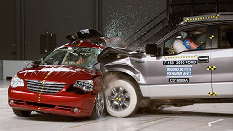 This lab crash simulates a 2012 red-light-running crash in Yuma, Arizona. The driver was severely injured. Photo: IIHS