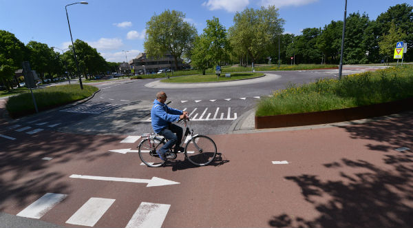 A bike-friendly roundabout in 's-Hertogenbosch, the Netherlands. Photos: J.Maus/BikePortland, used with permission.