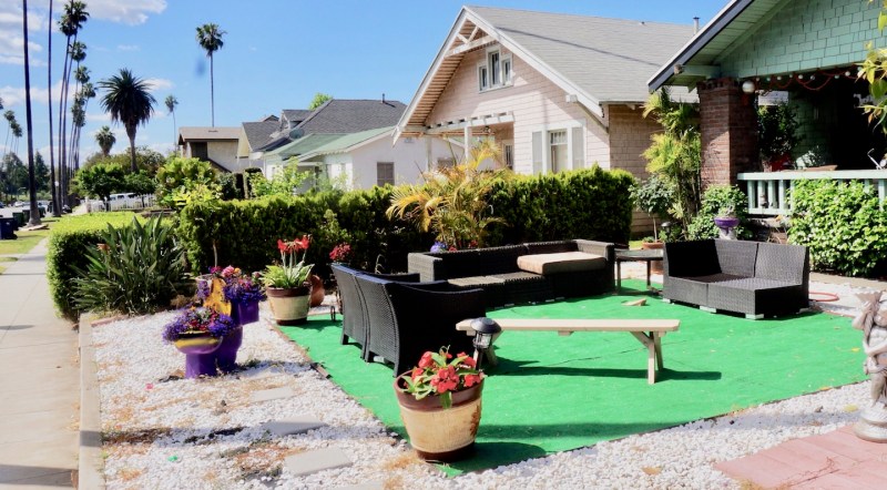 The front yard is a key social space in many Latino neighborhoods. Photos: James Rojas.