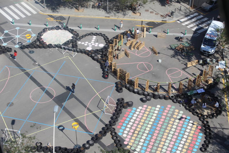 The intersection of a Superille, with excess street space repurposed for play. Photo: BCN Ecologia