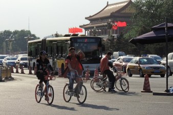 A new WRI study from 12 of China’s major cities shows how dockless bike-share systems can bring a myriad of health, climate and economic benefits. Photo by Wei Li/WRI