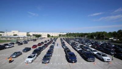 Cars line up in a high school parking lot in April 2020 to receive emergency food aid from the Central Texas Food Bank.
Image: Vic Hinterlang via  Shutterstock