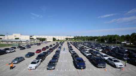 Cars line up in a high school parking lot in April 2020 to receive emergency food aid from the Central Texas Food Bank.
Image: Vic Hinterlang via Shutterstock
