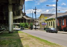 Houses next to the Claiborne Expressway in Treme, New Orleans. (Source: Wikimedia Commons)